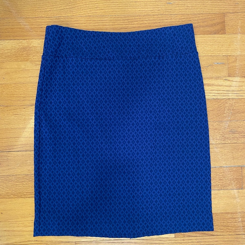 Textured stretch pull-on skirt